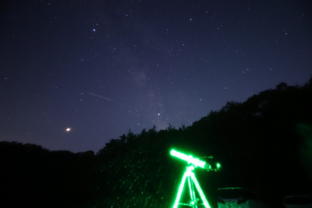 発光する天体望遠鏡