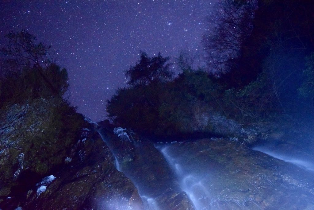 グリーンエコー笠形の氷瀑、扁妙の滝と星空