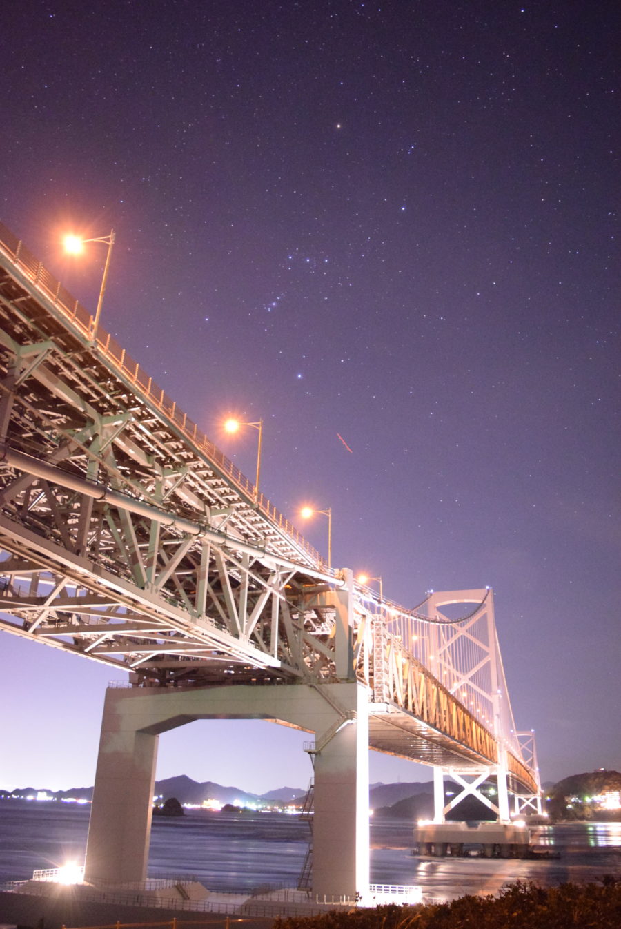 鳴門大橋の夜景と星空